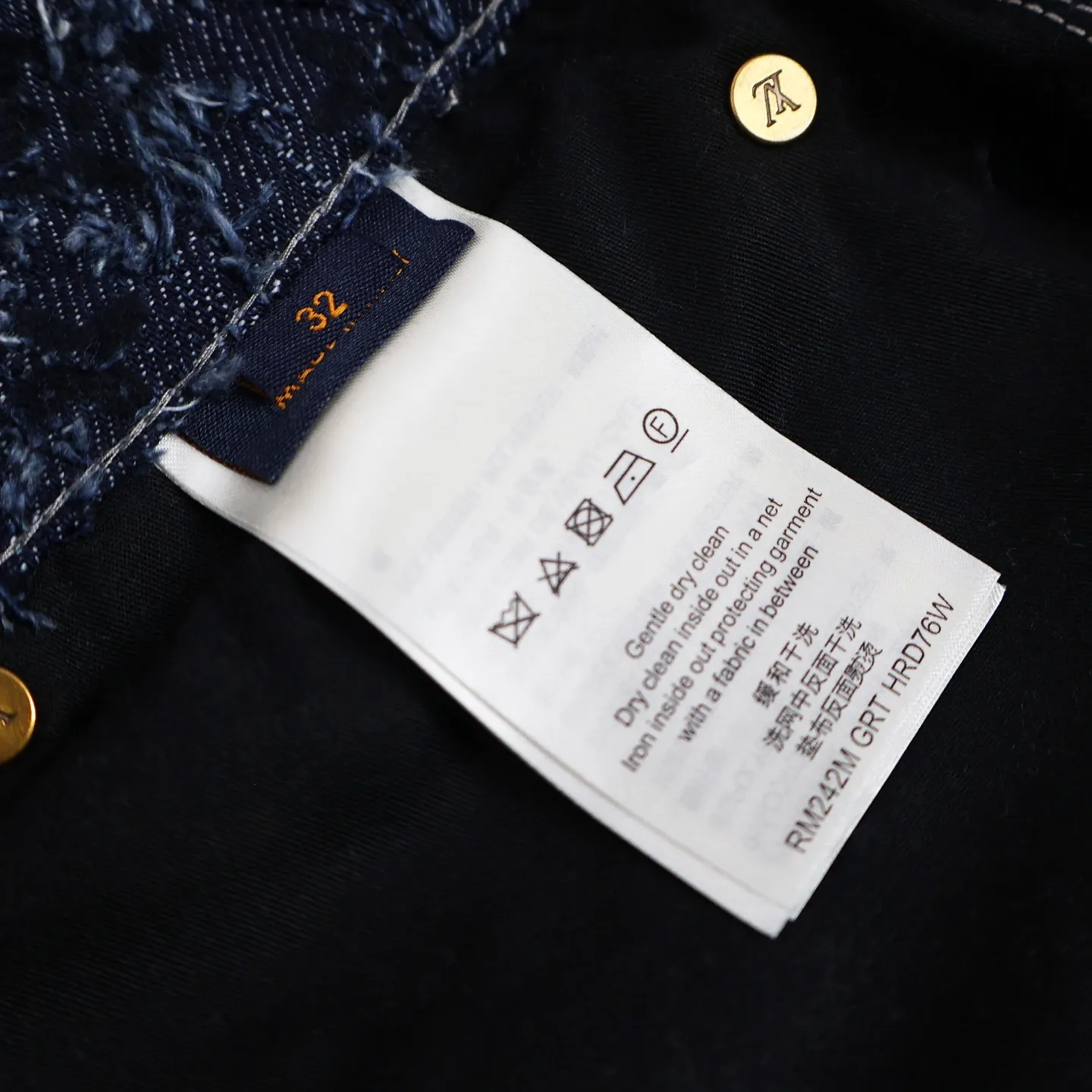 🅿️680 1v 25FW fringed jeans. Original version 17,800. Purchased at the first time through ZP operation. The retro siro jacquard exposed yarn fabric is washed and polished with sand and stone to form an old texture. The color is too natural. The whole dress does not cut corners. The minimum size is 3 pounds. Heavy jacquard fringe craftsmanship creates the ultimate artistic sense. You can see how complex the craftsmanship of this dress is when you look at the actual thing. The leather tag on the waist has an iron mold pattern in the same color and is made of genuine first-layer cowhide suede. It is different from the vague versions on the market. The lacquered copper bright lettering is clear and delicate, environmentally friendly, fixed and spray-dyed. The sewing tube inside the clothes is hemmed with threads. The workmanship is fine and perfectly restored. It beats all versions on the market instantly. Size:30-32-34-36